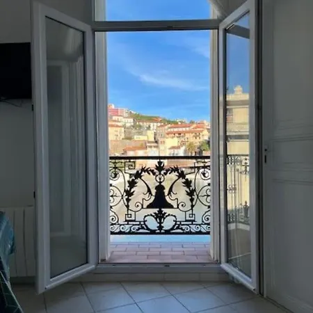 Apartment Front De
