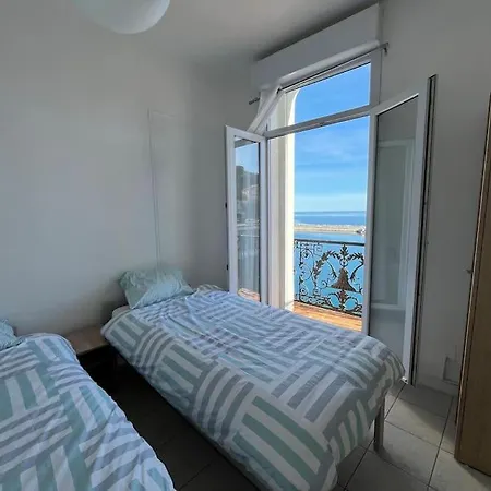 Apartment Front De
