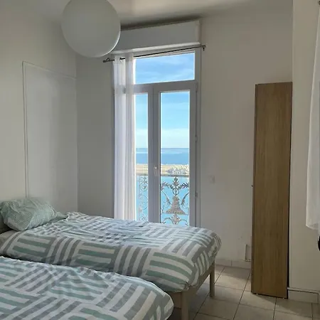 Front De Apartment *