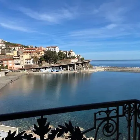 Front De Apartment